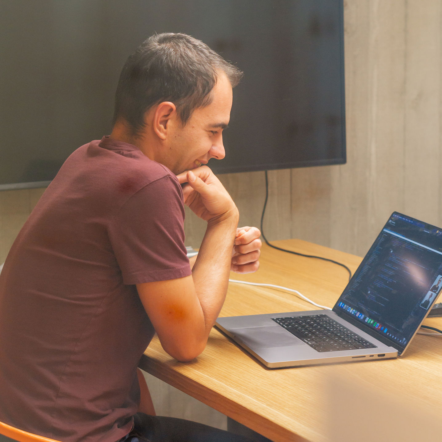 Ein Developer von Vivid Planet Software der konzentriert an der digitalen Transformation unserer Kunden arbeitet