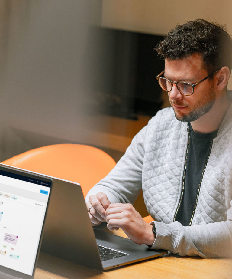 Mehrere Laptops auf denen die Websiten von Aldi Süd Choco Changer und VW Österreich zu sehen sind