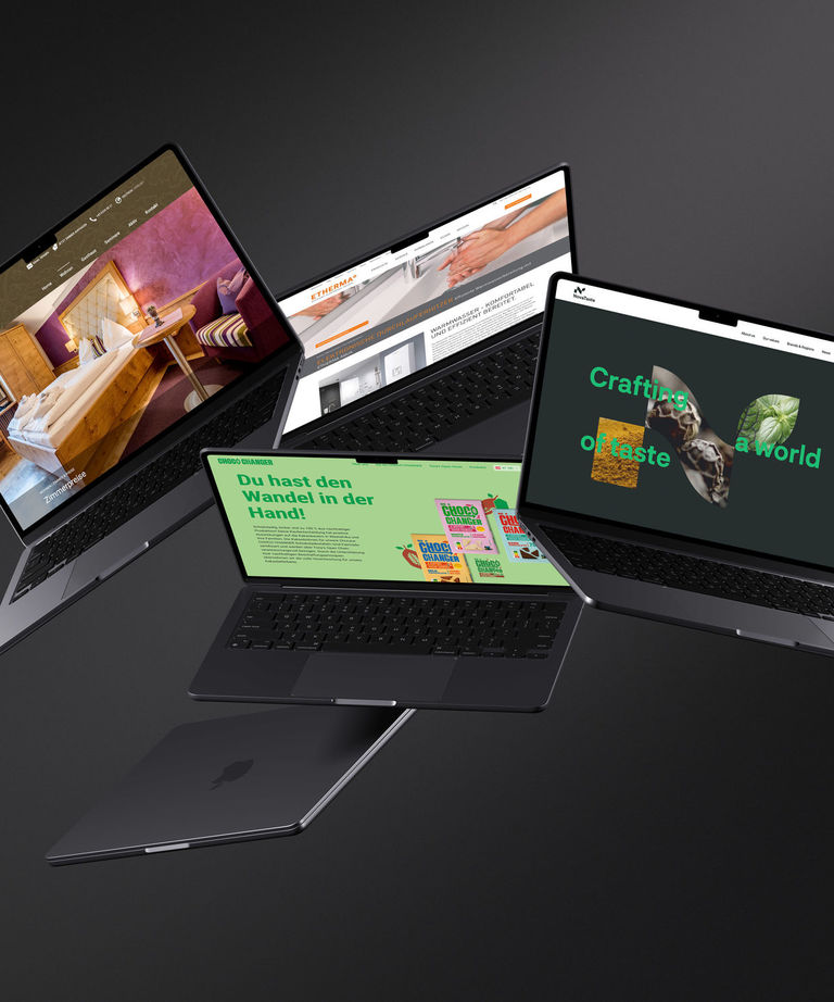 Mehrere Laptops auf denen die Websiten von Aldi Süd Choco Changer und VW Österreich zu sehen sind